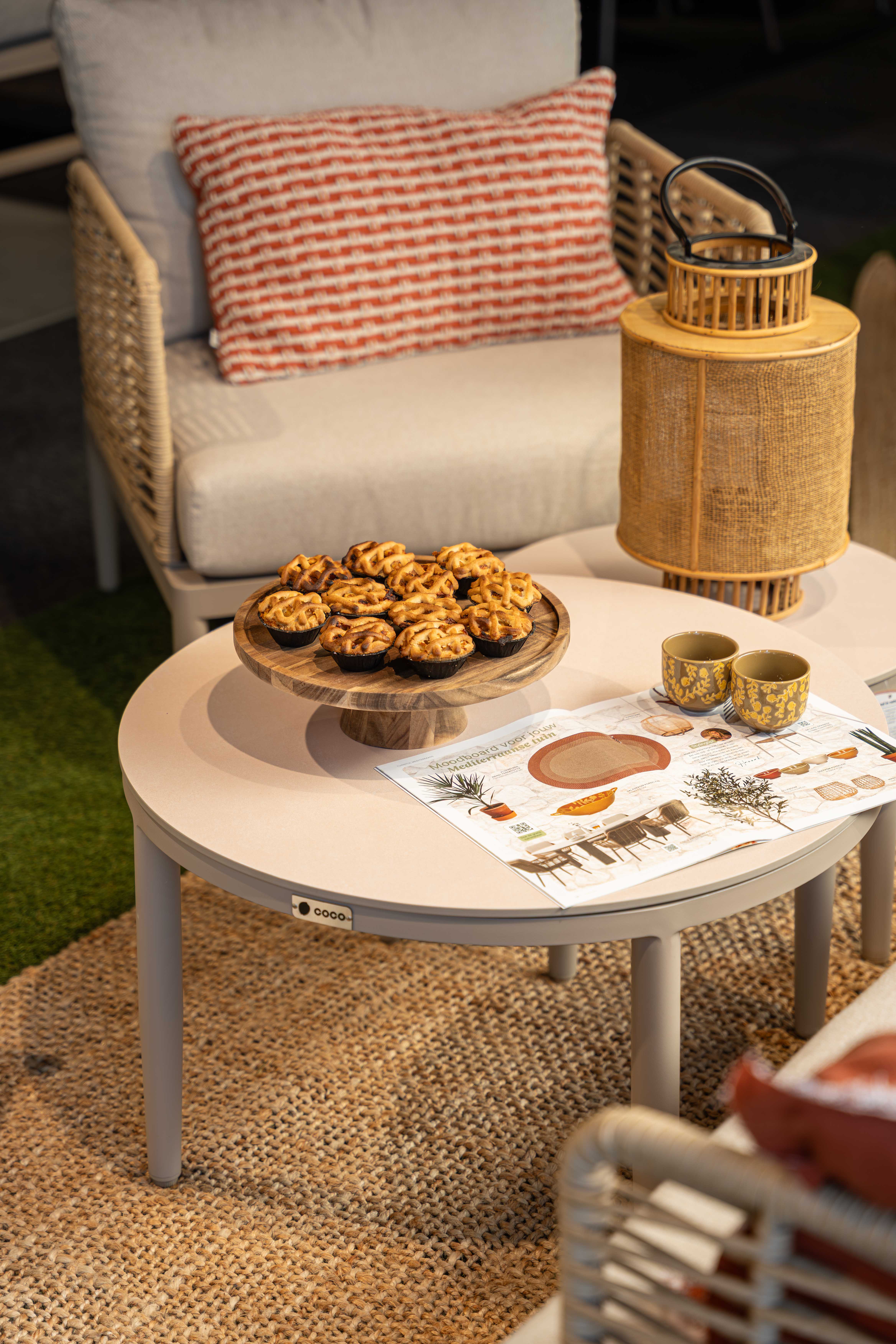 Zithoek met appeltaart en magazine in een Tuinmeubelshop Experience Store