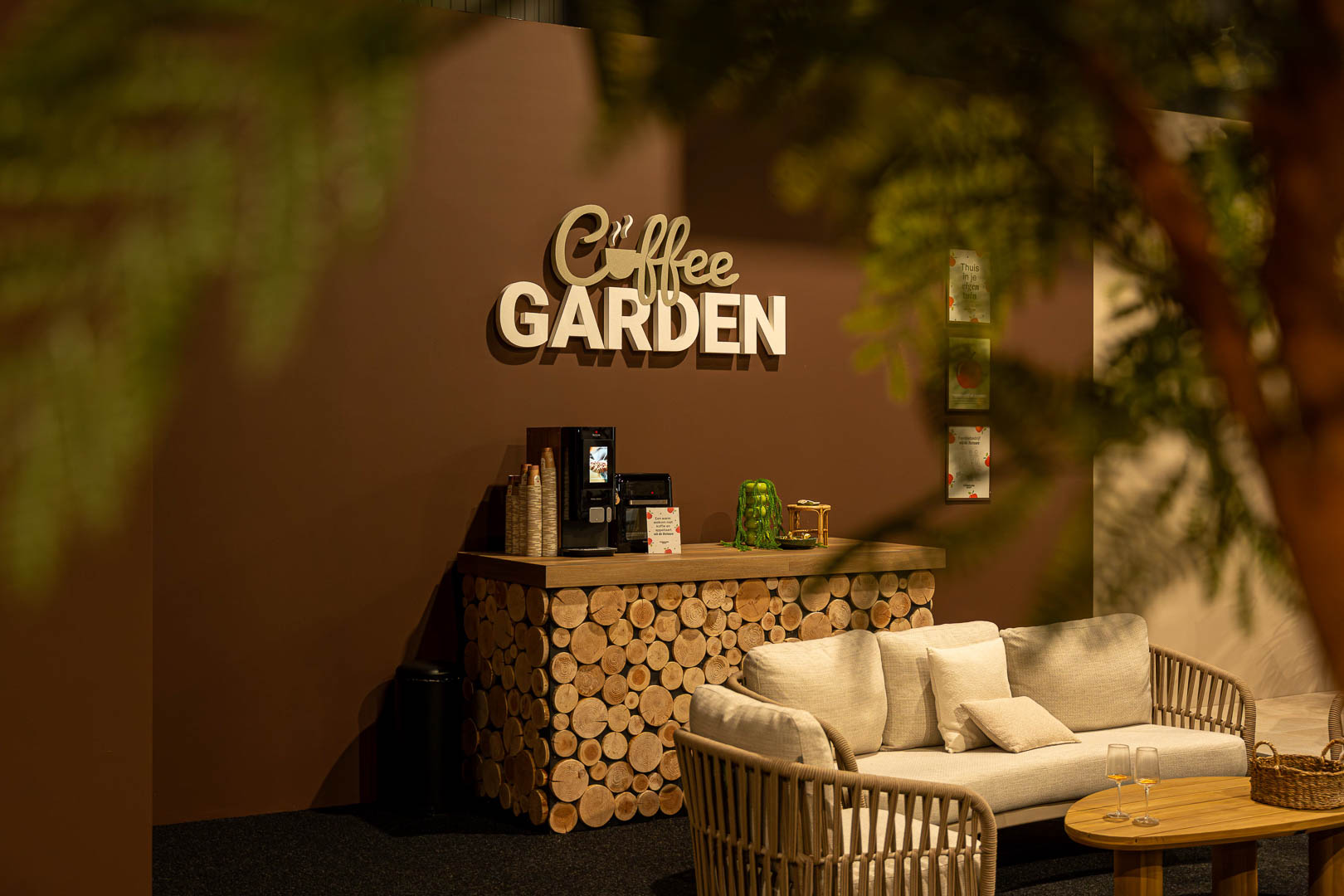 Koffiehoek in een Tuinmeubelshop Experience Store