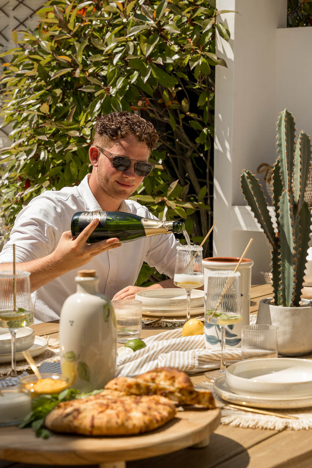 Mensen eten samen aan een tuintafel in Ibiza stijl