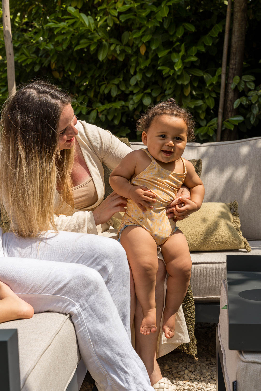 Familie ontspant samen in een industriële tuinsetting